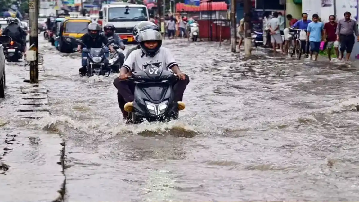 Ganeshguri Waterlogged, Commuters Struggle Amid Morning Rush