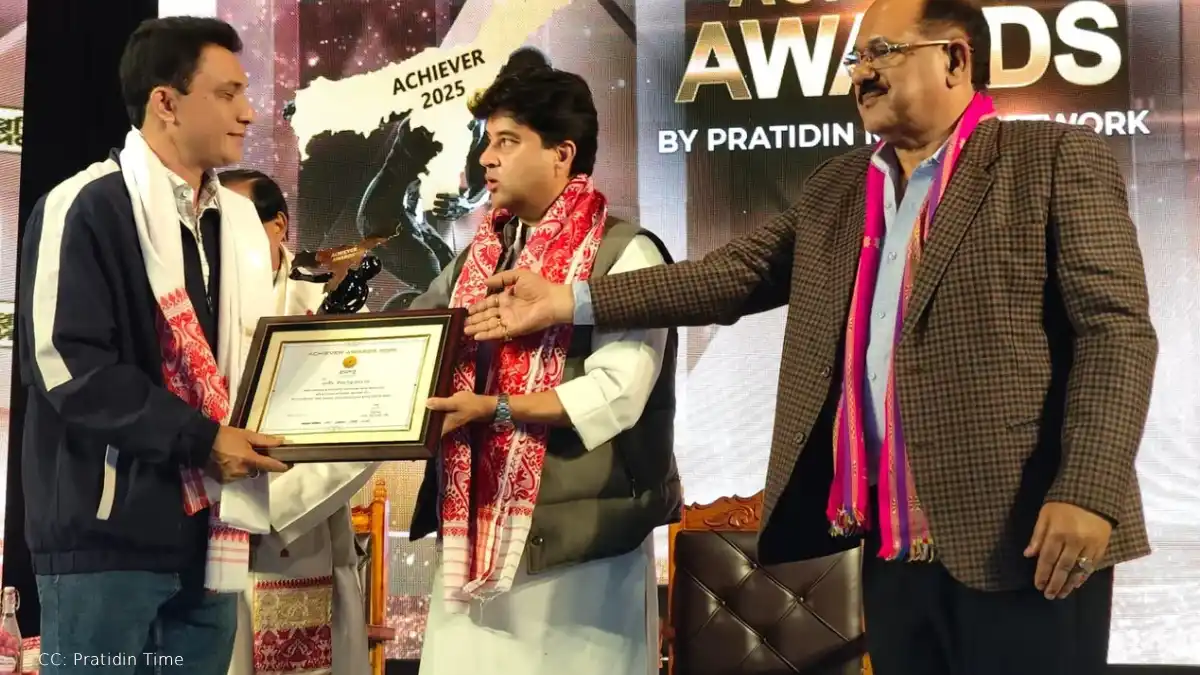 Sculptor Biju Kumar Das Wins Excellence in Art Award in Guwahati