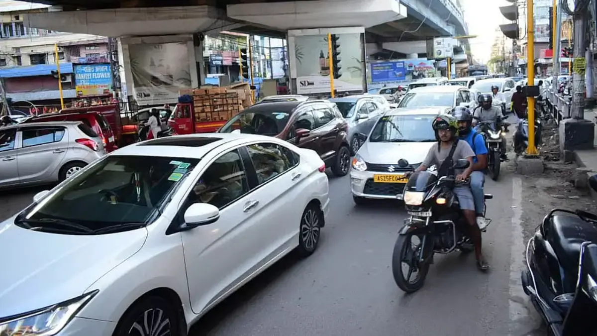 Heavy Traffic Reported at Chandmari in Guwahati This Morning