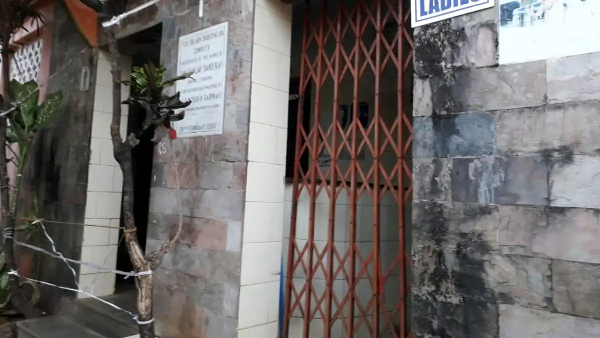 Locked Public Toilet Leaves Uzan Bazar Vendors, Pedestrians Struggling